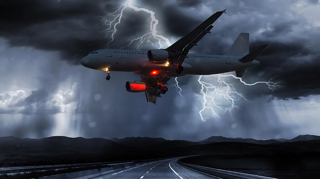飛機 風暴 機 閃電 雷雨 雨 罷工 風險 雷聲 螺栓 雲 天空 噴射 飛機 飛行 飛 運輸 空氣 旅遊 運輸 戲劇性 暗 客機 危險 廣告 cloudscape的 暴風雨 天氣 航空公司 技術 航空 天線 壞