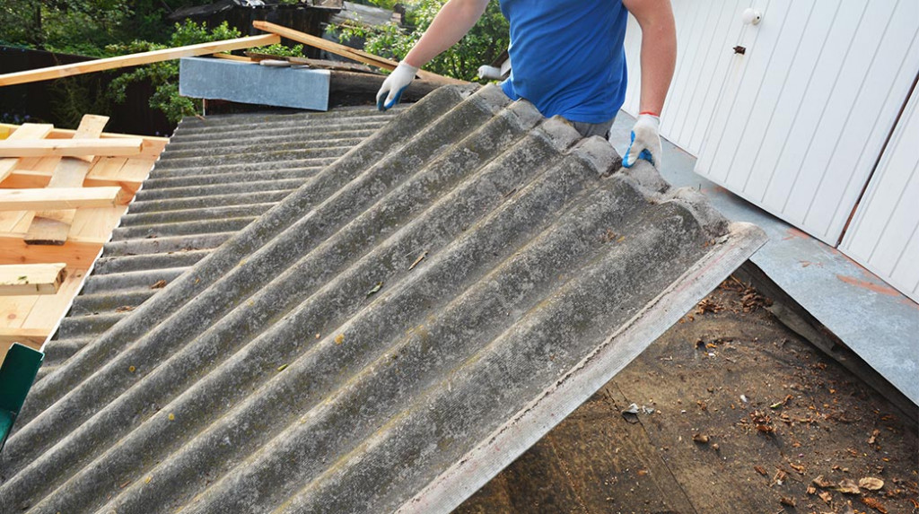 瀝青 建設者 施工 承包商 損傷 手 持有 家 房子 老 切除 裝修 修復 屋頂 屋頂 片 現場 木材 工具 濕 木 工人