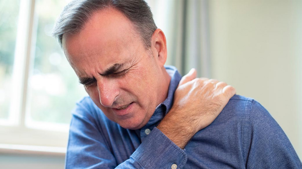 男人 肩 疼痛 痛苦 聯合 膠粘劑 醫療保健和藥品 男人 男性 一個人 人 人 高加索 50歲 五十年代 橫 在室內 在家裡 症狀 疾病 複製空間 瘡 成熟 中年