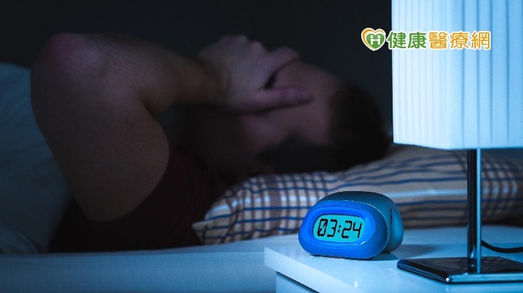 秒睡者染疫後反變難入睡、容易醒　睡眠障礙怎麼解？