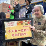 【尋找真平安信息】中文手板傳揚「有一位救主為你們而生」 比爾牧師送紐約華裔弱勢童聖誕禮物 願耶穌成為他們一生幫助