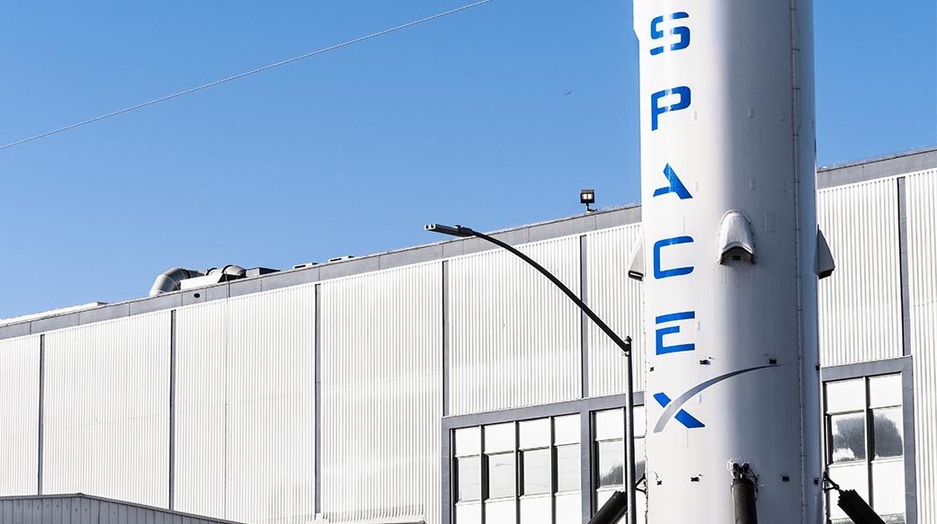 SpaceX最強大的火箭返回飛行並實現同步著陸