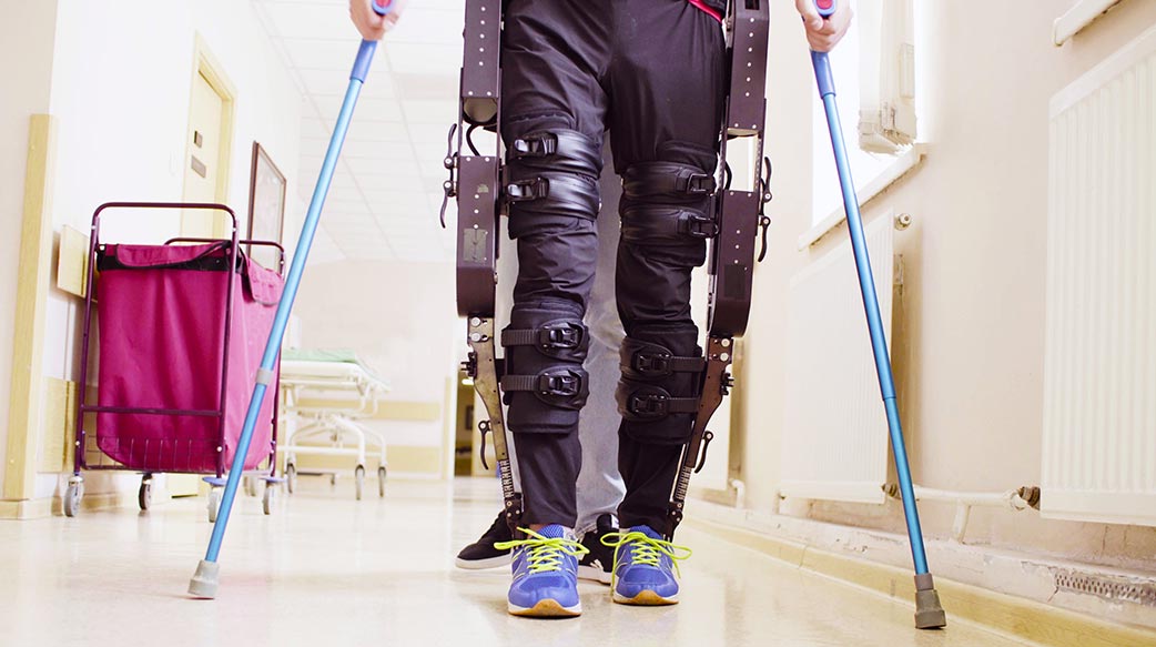 流動性 訓練 把 機器人 機器人 成人 健身房 復甦 復原 阻礙 幫助 負傷 白人 人 醫藥 關懷 在室內 援助 年輕 殘疾 機器人 男性 保健 健康 醫生 醫院 男人 設備 病人 治療 體操