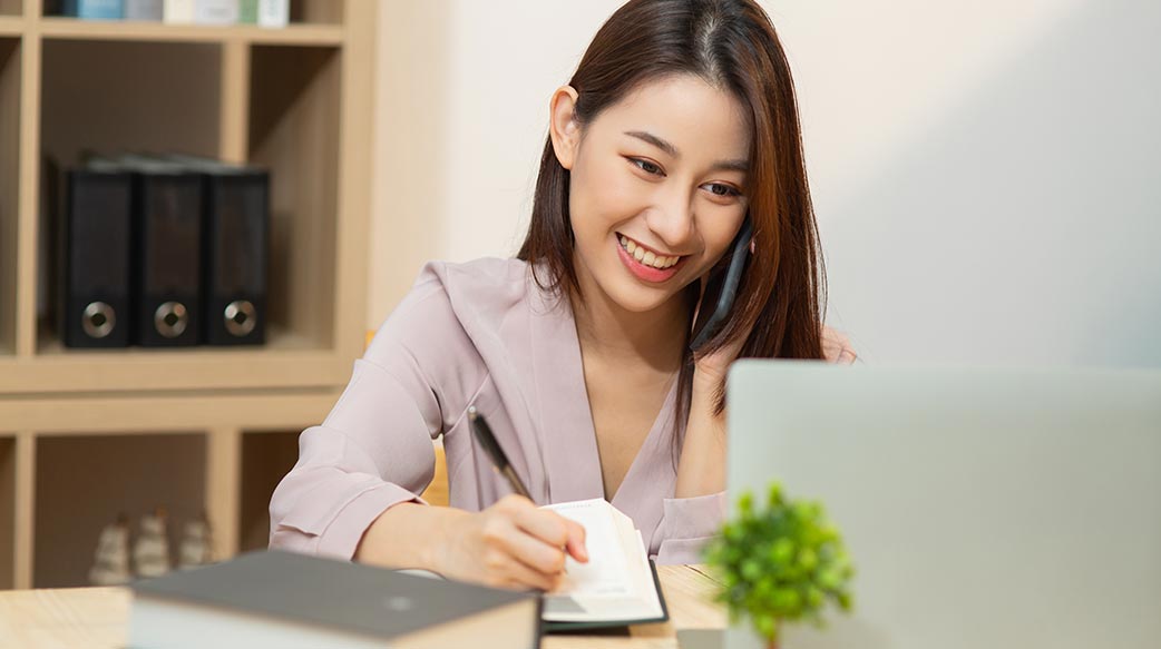 工作 人 微笑 企業 技術 家 生活方式 亞洲人 女人 智能手機 筆記本電腦 女 成功 辦公室 快樂 工作 尋找 企業家 女實業家 業務 年輕 學習 電腦 人 在線 房子 信心 高加索 室內 女孩 隨便 現代 通訊 辦公桌 因特網 女 坐 成人