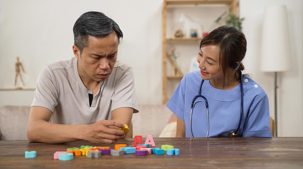 醫療保健 治療 台灣 醫 援助 復原 損失 頭腦 健康 家 病人 一起 援助 醫藥 跟班 信 關懷 兩個人 居民 護士 關懷 老 支持 在室內 退休 前輩 復甦 協助 記憶 護理 醫生 磚 老年 物理 訓練 亞洲人