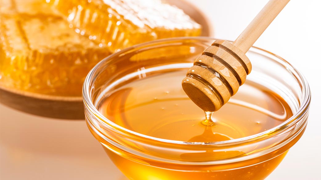 蜂蜜 新鮮 蜂窩 金色的 甜 成分 新鮮 食物 美女 背景 蜜蜂 有機 木 白 金 性質 自然 糖 罐 特寫 爽快 梳子 健康