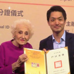 蔣萬安親頒身分證 「台灣人的英文老師」彭蒙惠歸化台灣成台北市民 宣告台灣就是她的家
