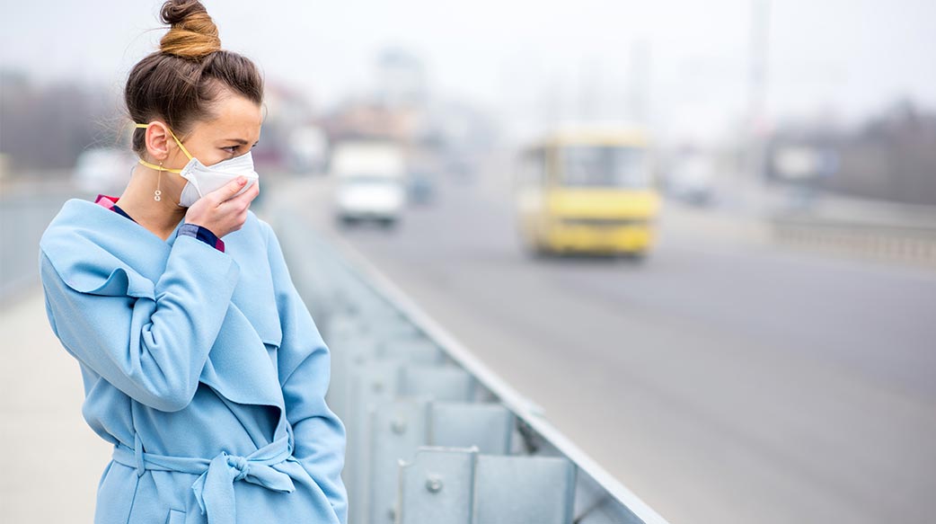 煙霧 交通 保護 臉 亞洲人 人 女 空氣 戶外 生病 流感 疫情 安全 污染 城市 病毒 流感 保護 污染 病 女孩 女人 面膜 道路 戶外 環境 城市的 穿著 背景 危險 成人