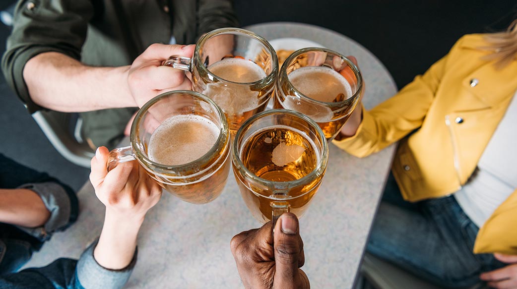 作物 男性 女 飲料 喝酒 裁剪 團結 人 非洲裔美國人的 地方 友誼 朋友 多民族 室內 閒 啤酒 組 一起 女 眼鏡 酒吧 多元文化 男人 酒精