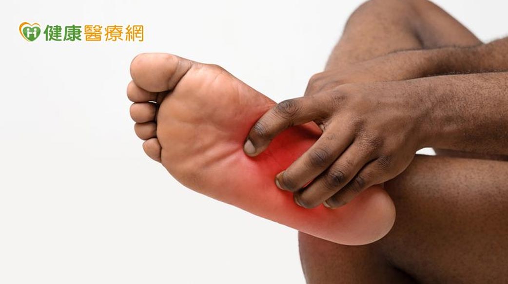 香港腳不理它，感染蜂窩性組織炎 「紅腫熱痛」險截肢保命