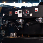 用超音波噴射咖啡渣，產生60秒的冷萃咖啡