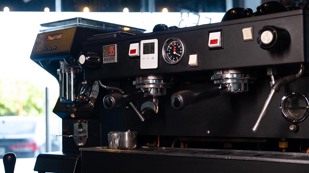 用超音波噴射咖啡渣，產生60秒的冷萃咖啡