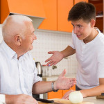 老父拿菜刀追砍兒子，可否加重其刑？