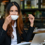 「咖啡打卡族」橫行辦公室：一場對上班文化的無聲反抗？