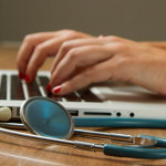 【AI 讓醫生退化？】研究：使用 AI 的醫師，癌症偵測力下滑