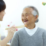 失智長輩不好好吃飯怎麼辦？營養師曝多重成因　照護沒有「萬用公式」！