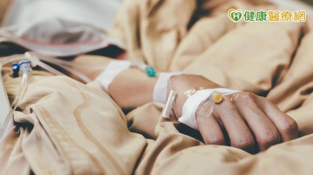車禍全身骨折如散落拼圖！70歲婦命懸一線　創傷小組7度開刀成功搶命