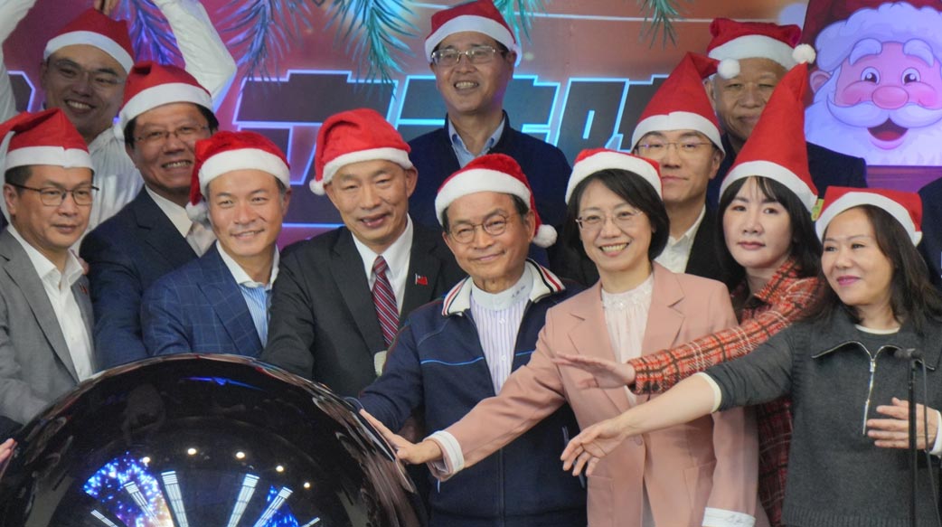 聖誕傳愛進入立法院　政壇齊聚吟唱〈平安夜〉 800人群賢樓為台灣獻上祝福