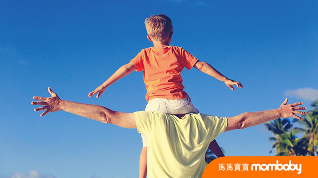 【全職爸爸育兒誌】真的有天賦這回事！打從娘胎就有力氣的兒子，以一顆球速160公里的球，讓老爸的手指骨裂