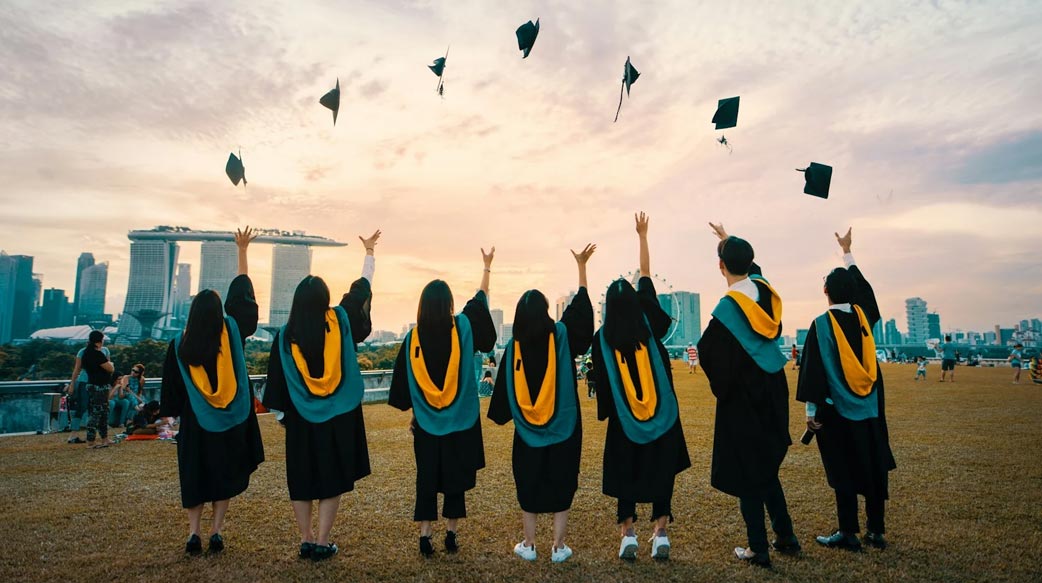 大學文憑的貶值與升值：為何 AI 無法取代大學提供的「社會化沙盒」？