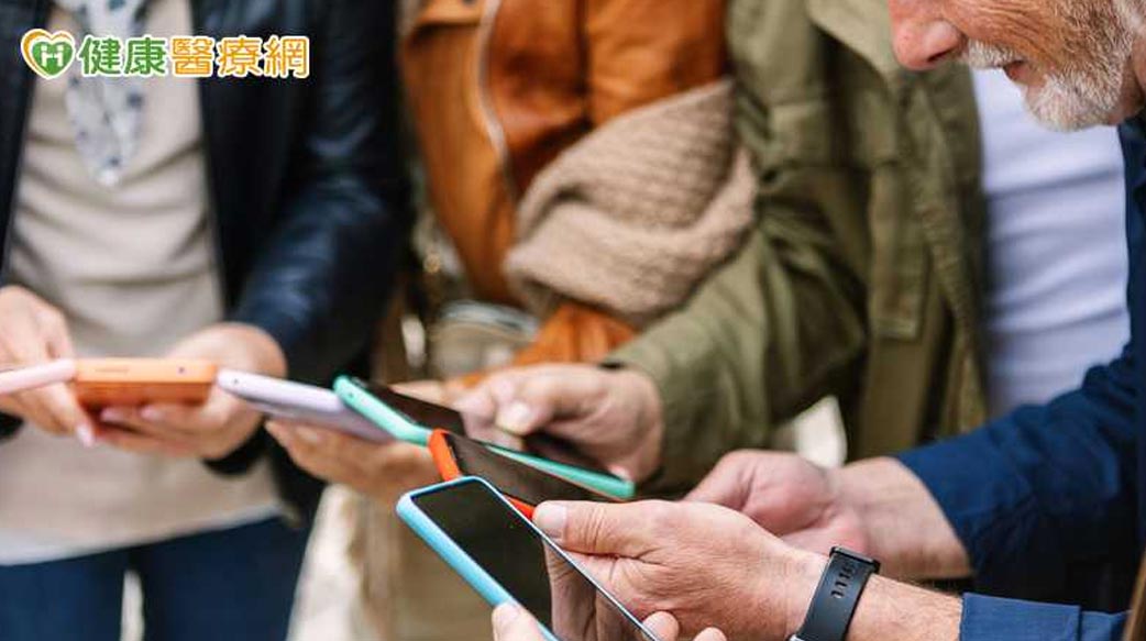 數位雙面刃1／長者上網率增！研究翻轉「數位失智」　專家籲善用3C