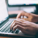 企業導入 AI 真的能降低工作者負擔嗎？研究揭：責任升級、隱形工作量擴大，薪酬卻沒跟上