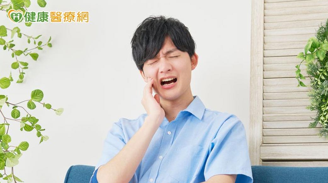 牙齒在搖等於保不住？醫解析搖動程度分三級　「這樣做」自我判斷