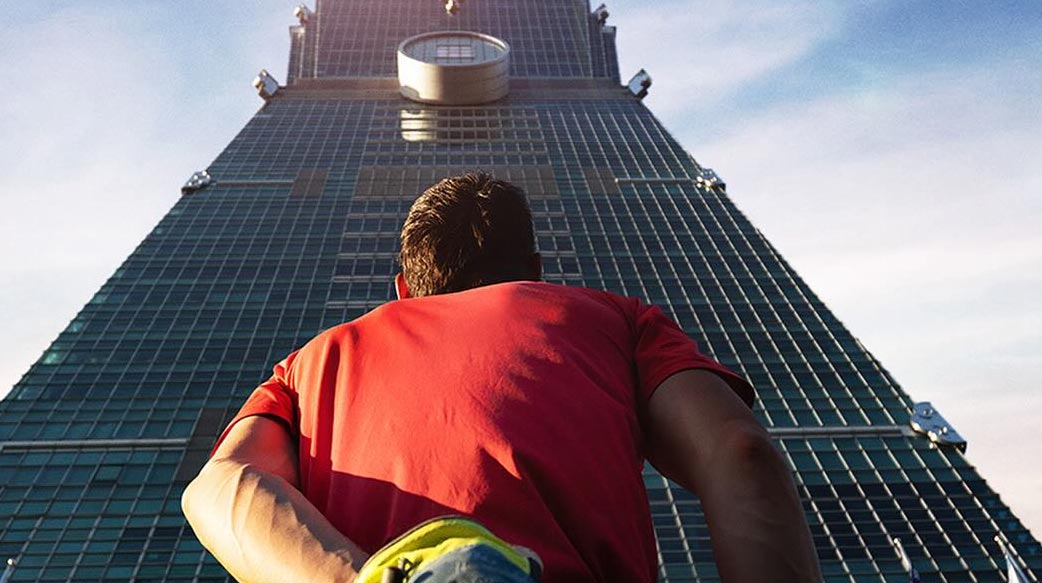 徒手登頂台北101的榮耀與隱憂：極限挑戰背後的人道思考