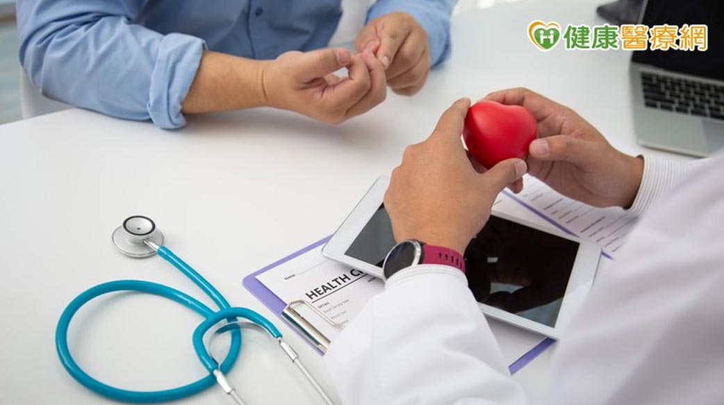 別再說「醫師判斷就好」！醫：主動詢問健保醫材也有選擇權