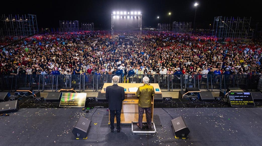 葛福臨牧師柬埔寨「愛暹粒節」佈道會 兩天吸引27, 000人次參與 逾百人決志