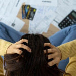 沒錢、沒房、債務爆表：美國經濟的雙重崩潰