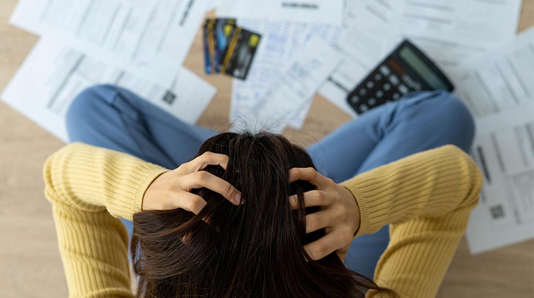 沒錢、沒房、債務爆表：美國經濟的雙重崩潰