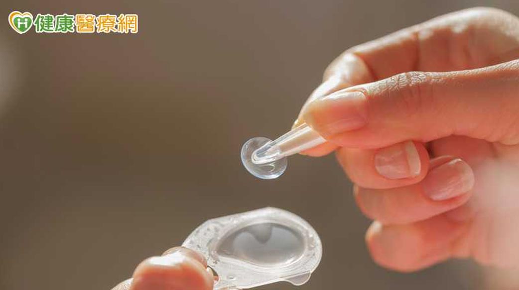 溫差、狂風樣樣來　隱眼族雙眸乾刺紅通通？醫：佩戴少1動作超NG