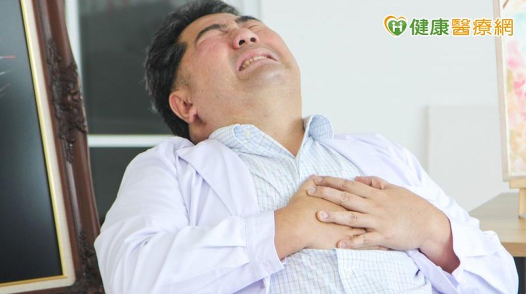 「胸口壓大石」別硬撐！40歲壯男三條血管全堵塞　醫揭心臟關鍵警訊