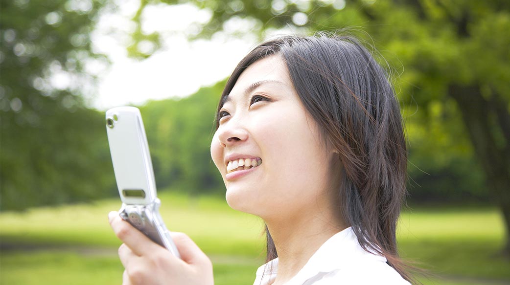 她靠「智障型手機」找回真實人生