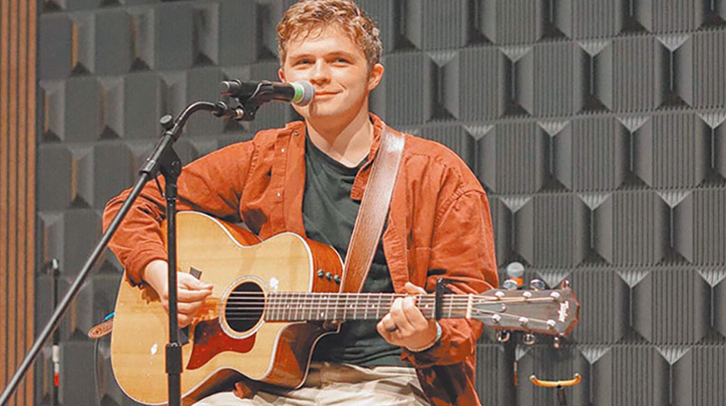 從教會清潔工到福音歌手新人王 約西亞．奎恩的信心與成名之路