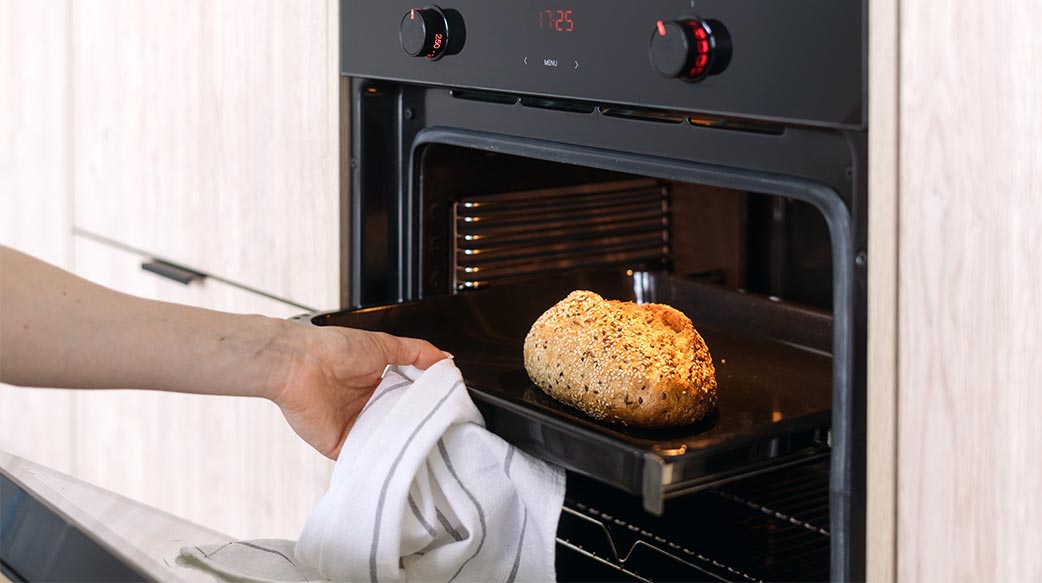 歐式麵包復熱超簡單，電鍋外鍋加水按鍵搞定了