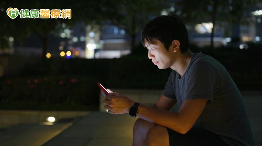 睡前玩手遊突胸痛！34歲男心肌梗塞　醫：3大警訊別忽視