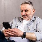 久坐看電視滑手機容易老人癡呆