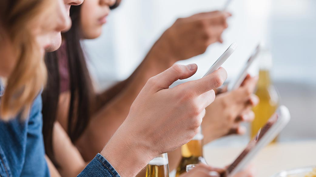 2026 幸福報告揭示手機如何掌控生活