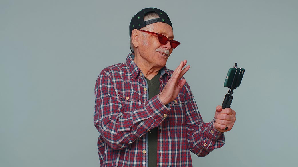 81歲英國知名網紅直播主