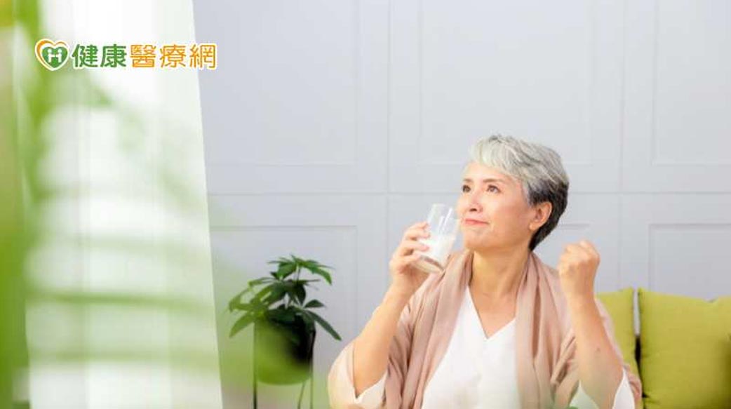 關節補鈣就夠了嗎？藥師指出：骨骼與肌肉需一起顧　營養更完整