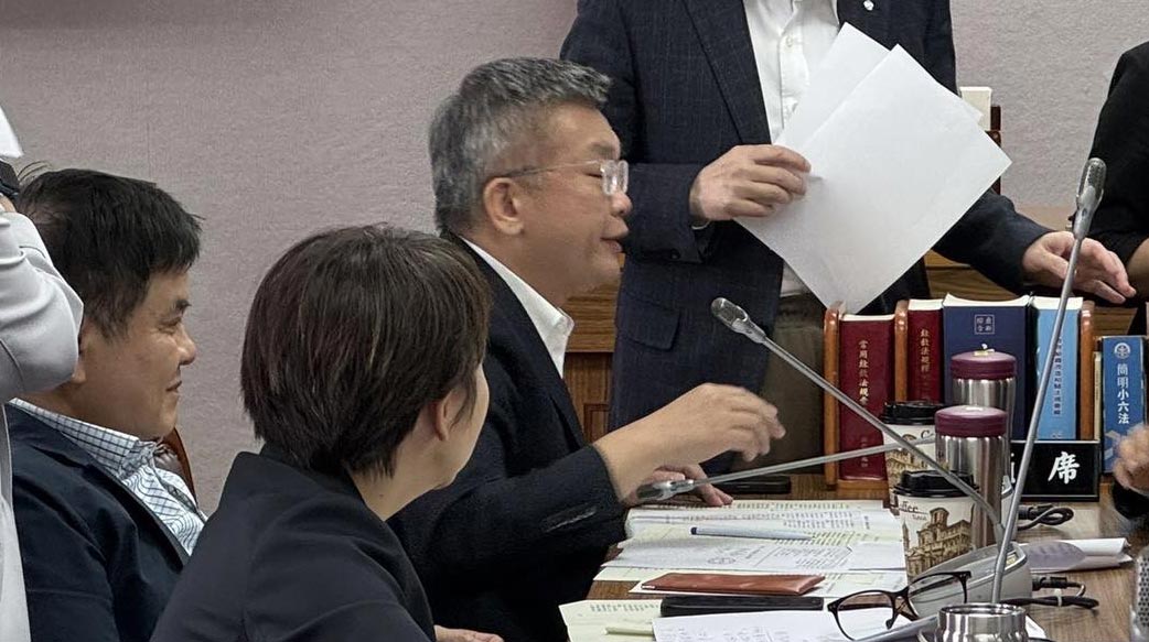 一百分的劇本與六十分的真相：論軍購預算背後的政治兩面手法