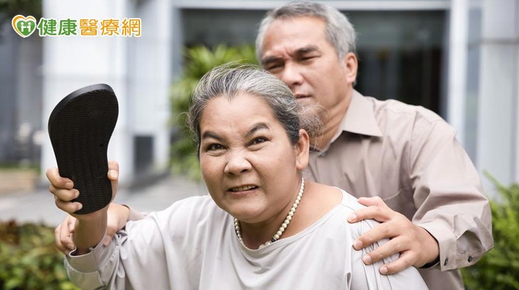 失智長輩突然變了一個人？醫：可能是感官崩解求救