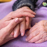 老老相顧成常態？英研究：中高齡者照顧他人時間過長　認知下降風險增