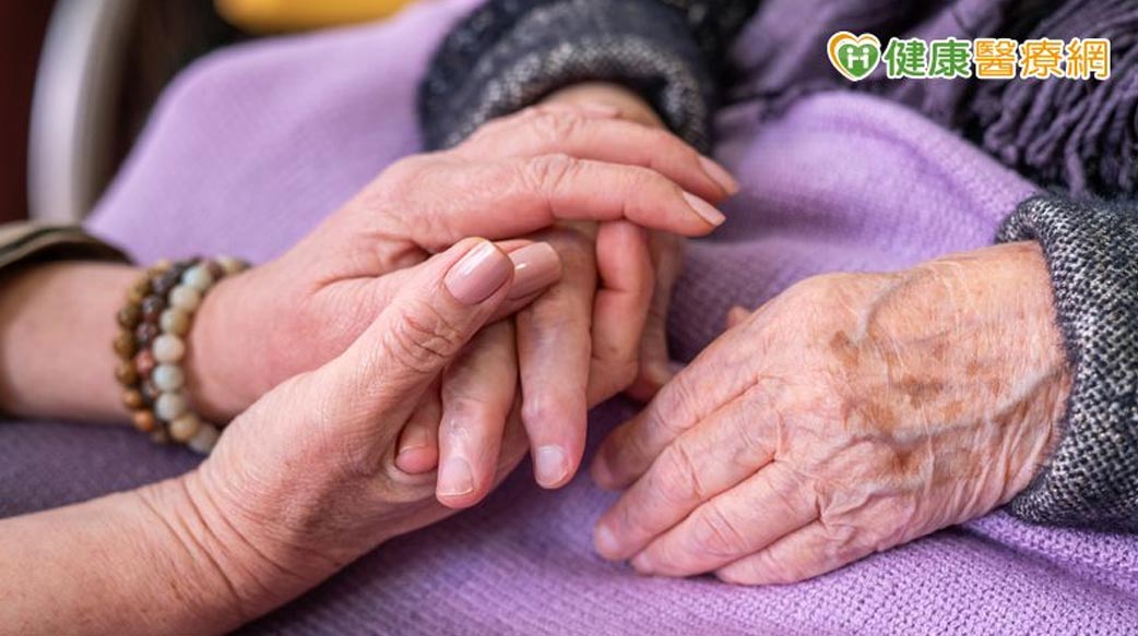 老老相顧成常態？英研究：中高齡者照顧他人時間過長　認知下降風險增