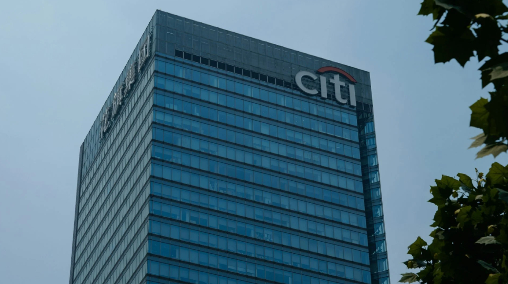 金融 AI 不只搶營收，Citi、FCA 示警：下一場競賽是防詐、監管與責任歸屬