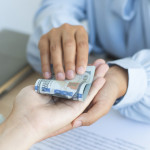 42%美國成年人需要靠父母金援