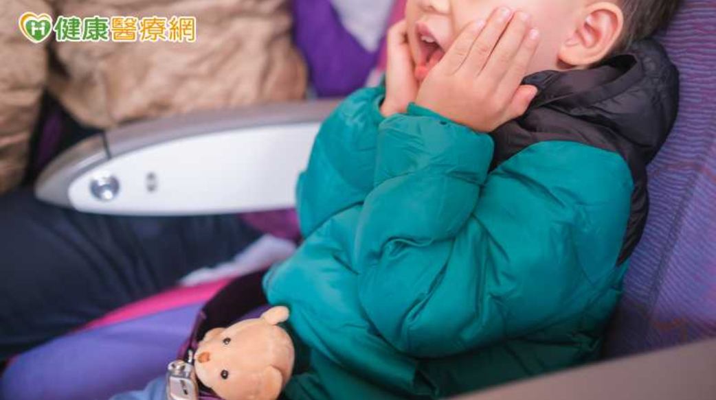 孩子搭飛機鬧不停？專家教6招安撫　別只急著要求「不要哭」