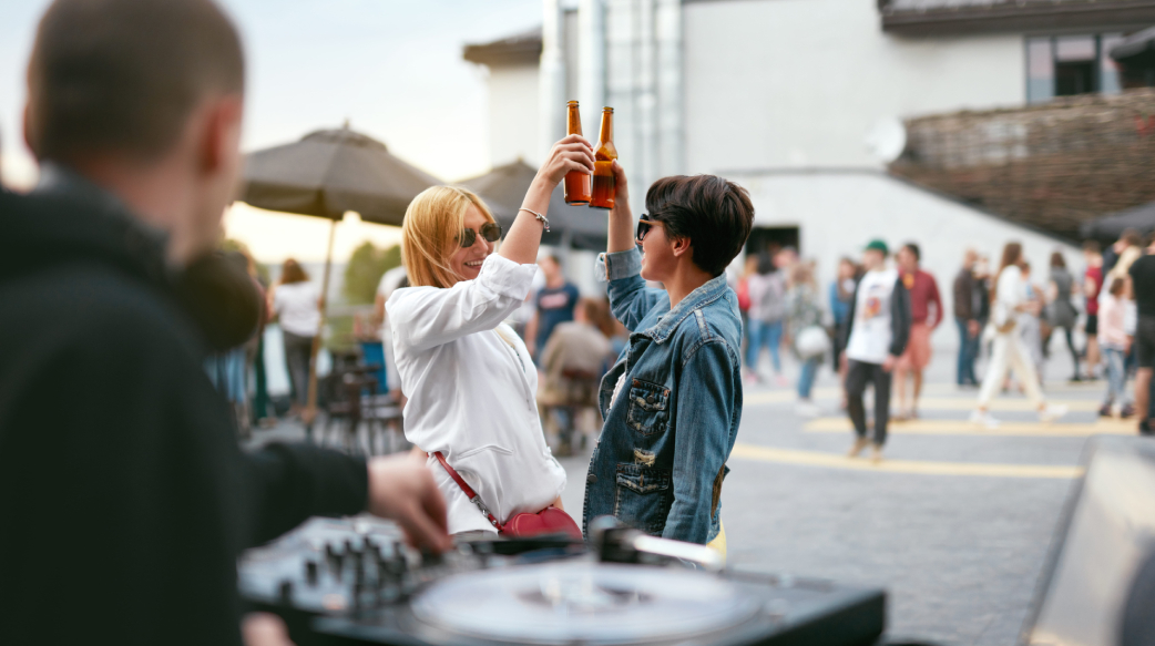 英國蘇活區新法案，禁止人們站著飲酒